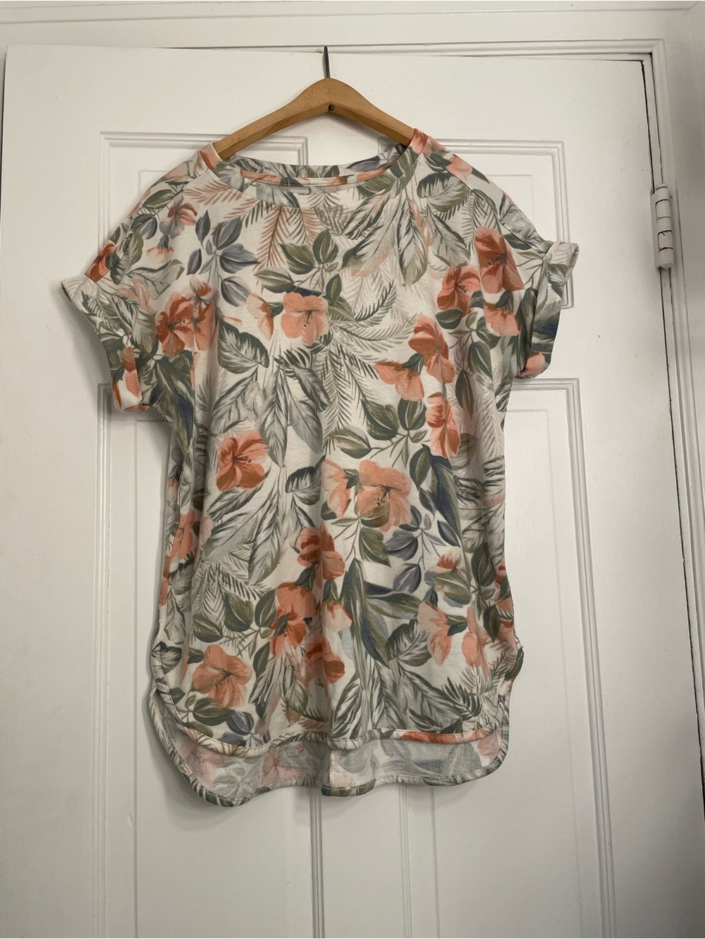 Cupio Floral Short Sleeve Blouse in Cream, Coral & Green